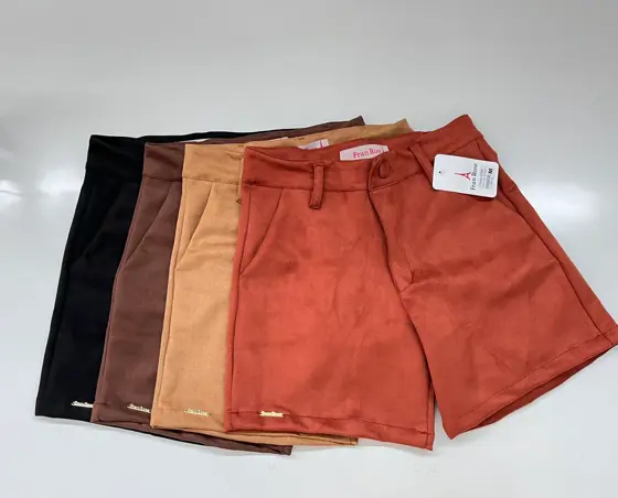 19112- SHORT EM SUEDE MODELO INTERMEDIÁRIO