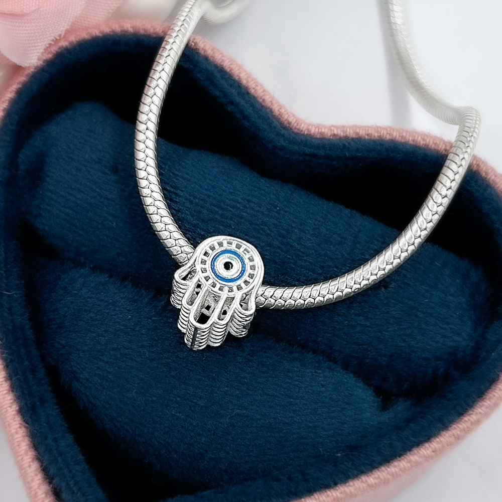 Imagem de destaque 3 de Berloque Prata Mão de Fátima trabalhada e Olho Grego